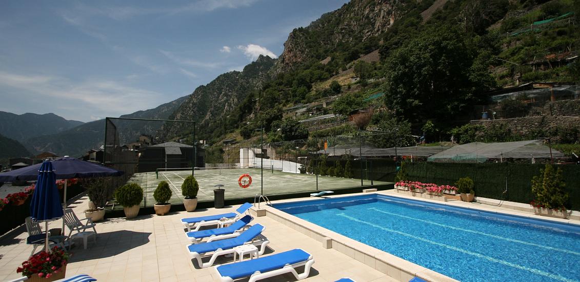 Jornades de piscina o tennis amb vistes a la muntanya!