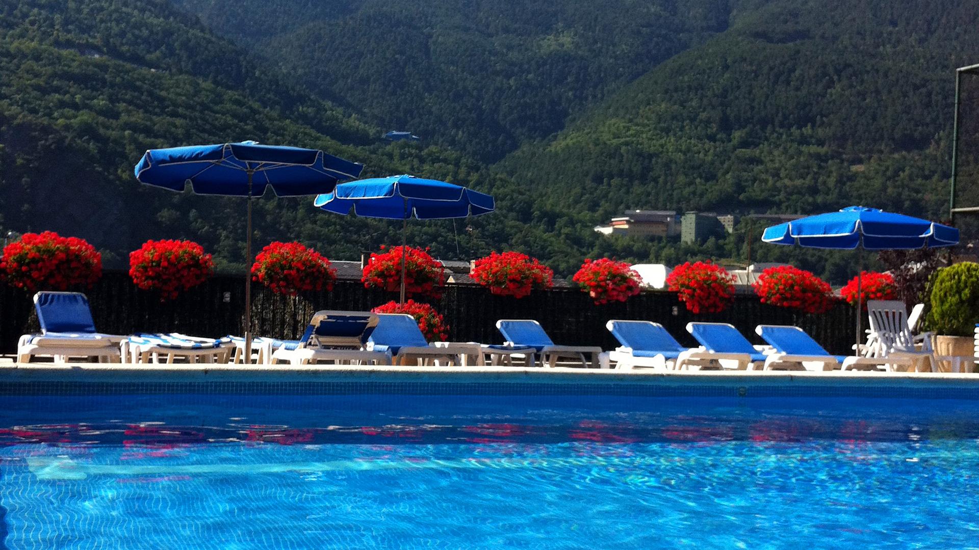 Piscina amb vistes panoràmiques a la vall principal d'Andorra