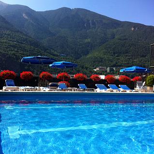 Piscina amb vistes panoràmiques a la vall principal d'Andorra