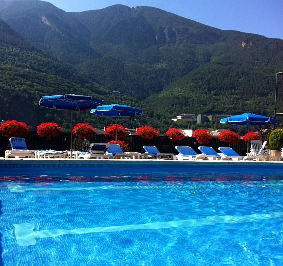 Piscina amb vistes panoràmiques a la vall principal d'Andorra