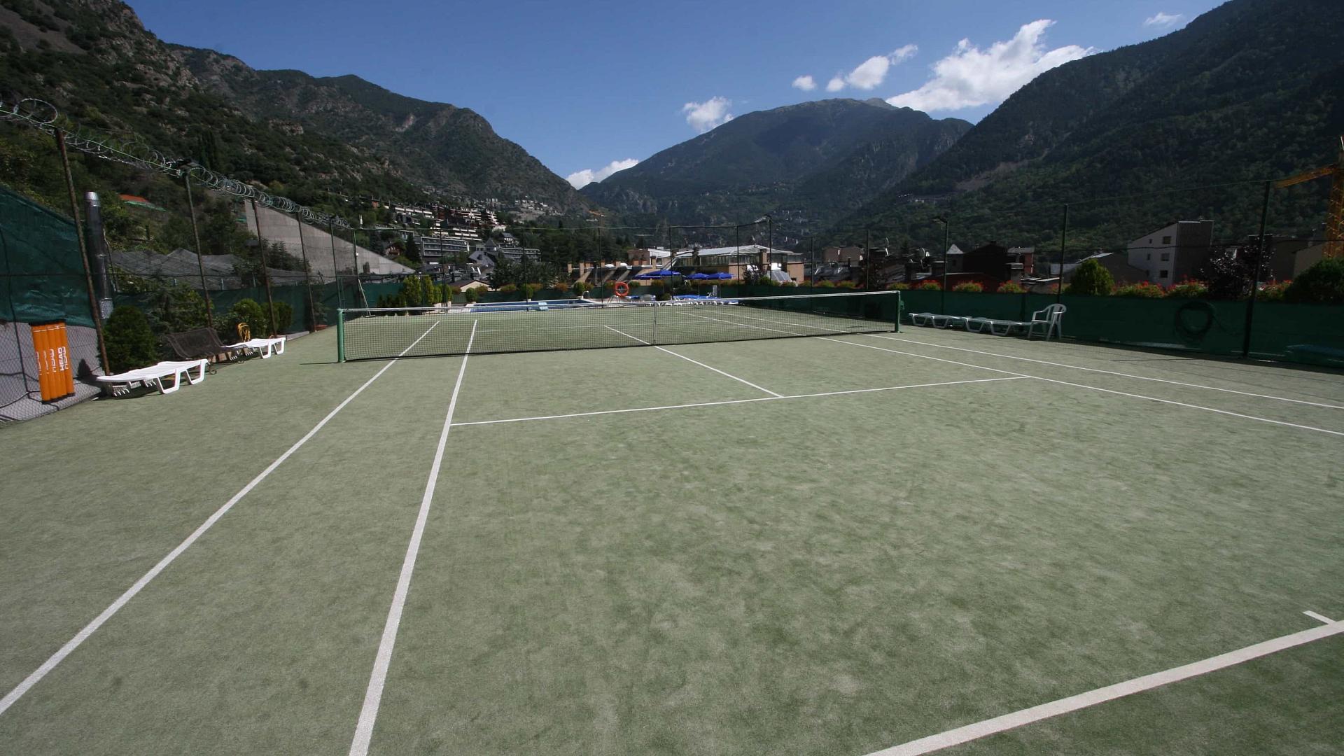 Gaudeixi de la nostra pista de tennis gratuïtament!