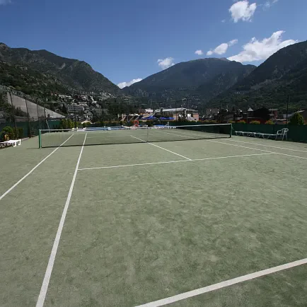 Enjoy our free tennis court!