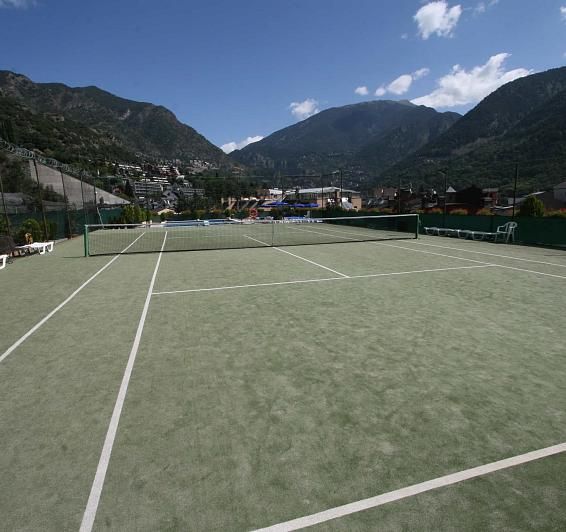 Enjoy our free tennis court!