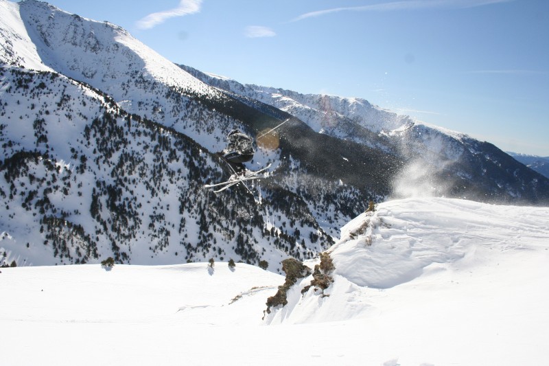 We prepare packages that include the lodgging in half board accommodation and skipasses at Grandvalira ski resort.