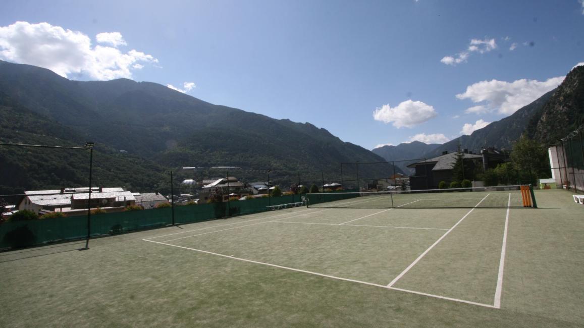 Jugui a tennis en una terrassa panoràmica